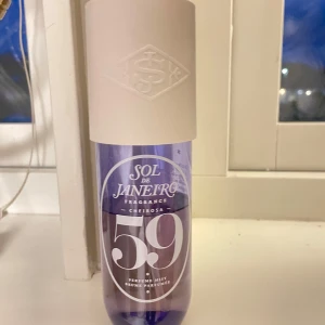 Sol de Janeiro Cheirosa 59 Mist - Perfume mist med fräscha noter av vaniljorkidé, sötad viol och sandelträ. Perfekt för dig som vill ha en unik och ungdomlig doft med en tropisk vibe.