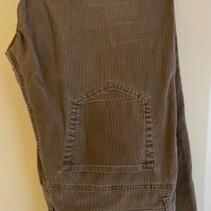 Gant Tyler manchesterbyxor straight fit bruna W38/L32 - Snygga bruna manchesterbyxor i rak modell med regular fit och något lägre midja. Byxorna har klassiska fickor och är tillverkade i mjuk manchester som ger en retrovibe. Perfekta för dig som gillar avslappnad stil med lite extra edge. Välanvända så lite tunna i grenen av slitage, därav priset. Titta på bilderna och bedöm själv. Obs kan skickas först kring den 19/11