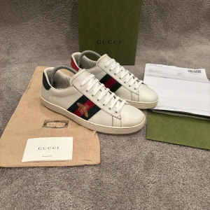 Gucci Skor - Hej! Säljer nu dessa väldigt populära och sällsynta Gucci Ace Skorna! Storlek UK 8 vilket motsvarar 42 i EU storlek! Skick 8/10 ny pris= 9500 kr, Säljs för 2000 kr! Påse och dustbag tillkommer