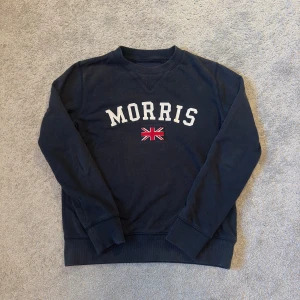 Mörkblå Morris tröja - En riktigt snygg tröja från Morris som passar bra med nästan allt! Tröjan är storlek XS men passar S om man tycker om kortare tröjor. Den här designen produceras inte längre. Priset kan diskuteras!