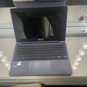 ASUS 11" Ultrakompakt Laptop - Smidig ASUS laptop med 11-tums skärm. Perfekt för studier eller arbete på språng. Tangentbord och hölje i fint skick, inga synliga repor eller skador. Lätt och portabel design, gångjärn testade för hållbarhet. Den tar upp en mindre yta än ett A4-papper och väger bara 990 gram. Datorn är köpt 2019 men har enbart använts ett enstaka gånger, så känns fortfarande som ny! Passar bra som en nybörjardator till ett barn men passar självklart också till en vuxen som behöver en lätt och smidig dator.