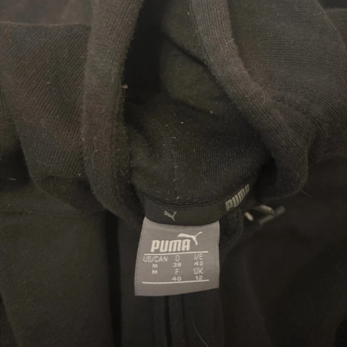 Svart hoodie från Puma med dragkedja - 2