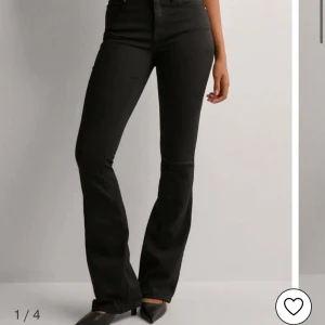 Svarta bootcut jeans med medel midja - Snygga svarta jeans med bootcut-ben och medel midja, från Veromoda i S/32🤍