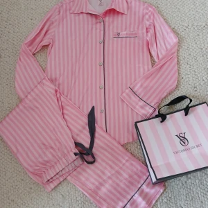 Victoria's Secret pyjamas strl XS - Mycket fint skick. Den klassiska randiga pyjamas i satin från Victoria's Secret 