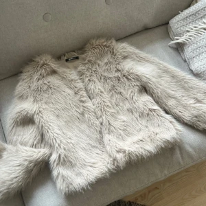 Beige pälsjacka från Gina Tricot - Supermjuk och fluffig beige pälsjacka från Gina Tricot i storlek XS. 