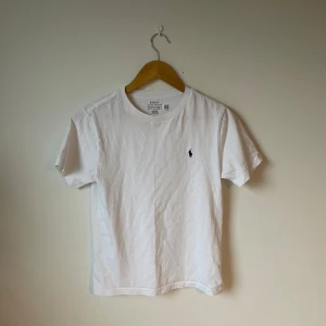 Polo Ralph Lauren T-shirt - Säljer denna eftersom den blivit för liten för mig men ny priset på denna 1000 :- mitt pris 299