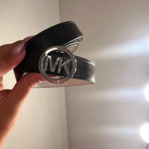 Svart skärp  - Svart snyggt bälte likt Michael Kors. Kan vändas till både ett vitt och svart bälte! Skriv privat för fler frågor! 💕