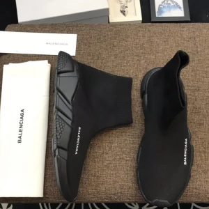Balenciaga Speed Trainer svarta sneakers - Svarta Balenciaga Speed Trainer sneakers med stickad ovandel i stretchig syntet och kraftig svart sula. Strumpmodell med Balenciaga-logga på sidan. Superlätta och bekväma med modern siluett och platt sula.