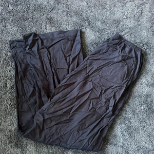 Svarta linnebyxor  - Säljer ett par svarta byxor med avslappnad passform och resår i midjan. Byxorna är vida i modellen och tillverkade i ett mjukt, tunt tyg som känns skönt mot huden. Perfekta för en chill och bekväm stil.