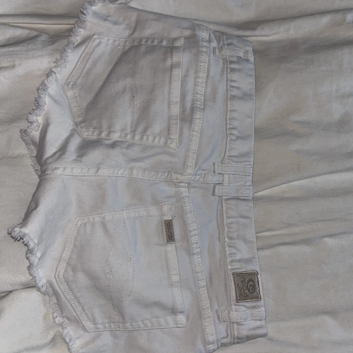 Lågmidjade vita shorts - 1