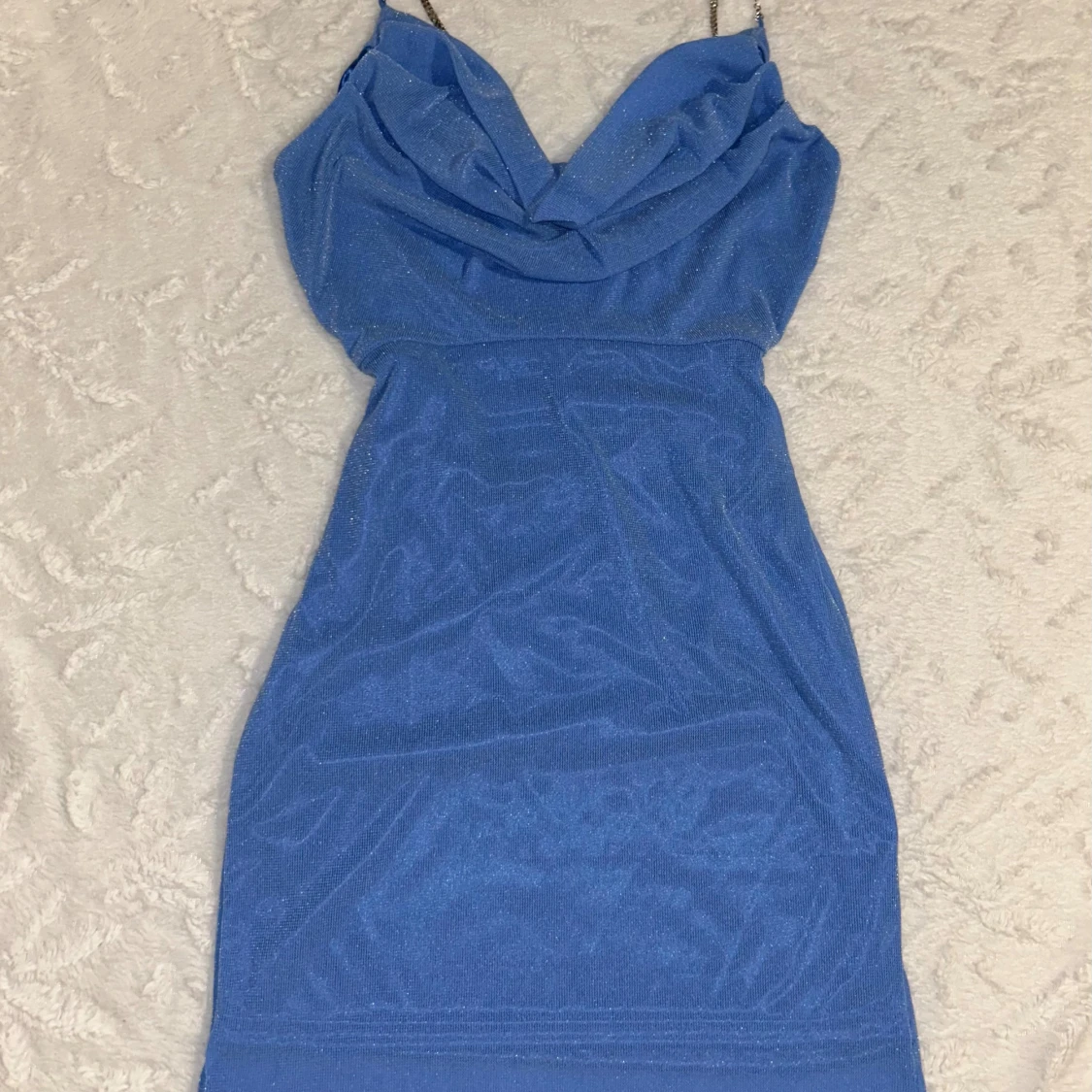 Blå glittrig kortklänning med öppen rygg - 2