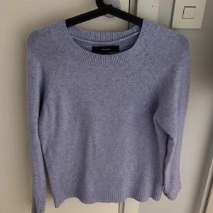 Stickad tröja  - Säljer min ljuslila tröja från vero Moda i storlek XS, passar även för dom som har S då jag har det. Tröjan ser blå ut på bild men är väldigt ljus lila i verkligheten. Använd fåtal gånger.