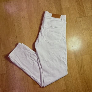 Vita Dressmann jeans - Vita slim fit jeans i storlek 32x32 från dressman. Skick 9/10. Använda ca 3 gånger. Skriv vid frågor och funderingar.