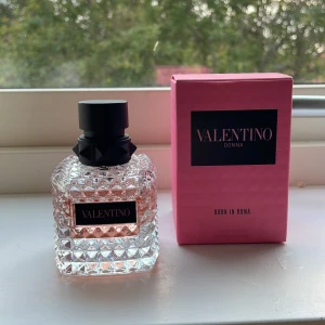 Valentino Donna Born In Roma 50ml - Valentino Donna Born In Roma Eau de Parfum, 50 ml. Snygg rosa förpackning och exklusiv flaska. Perfekt för dig som vill sticka ut med en ikonisk doft från ett av världens mest kända modehus. Den är använd men har mer än hälften så mycket parfym kvar och kommer leva länge till. Då den är dryg och man behöver inte mer än ett sprut❤️ köpte den för 1400kr och säljer nu för 950kr eftersom att den är i stort sätt fylld