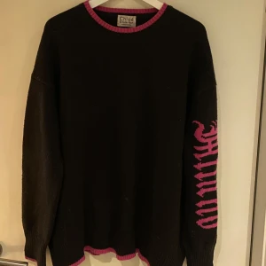 Chloe Schuterman tröja - Säljer min Chloe Schuterman city sweater i staden Milano då den aldrig kommer till användning! Brun färg med rosa detaljer.