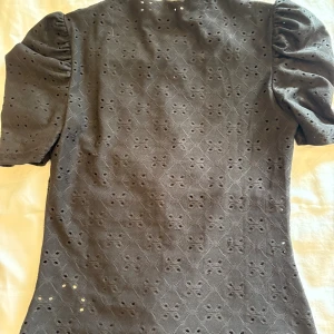 Topp från shein - Säljer denna blusen då den inte kommer till användning längre. Den har inga tecken på använd och perfekt till skolan eller utgång.