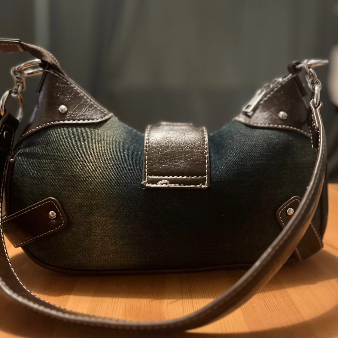 Jeans axelväska med skinn och ringdetaljer - 1