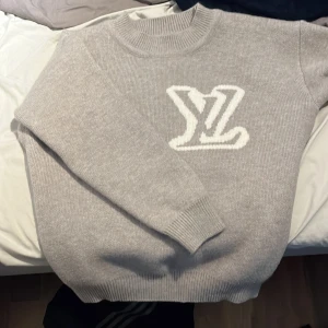 Lv knitwear  - En grå Lv knitwear tröja som är riktigt skön. Perfekt nu till hösten och vinter🙌🏼❄️
