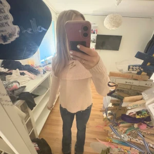 Ljusrosa offshoulder stickad tröja - Superfin ljusrosa stickad tröja med offshoulder och bred ribbad kant upptill. Tröjan är långärmad och har en mysig, lite loose passform. Perfekt för kyliga dagar när du vill vara både söt och bekväm. Går att diskutera priset💕