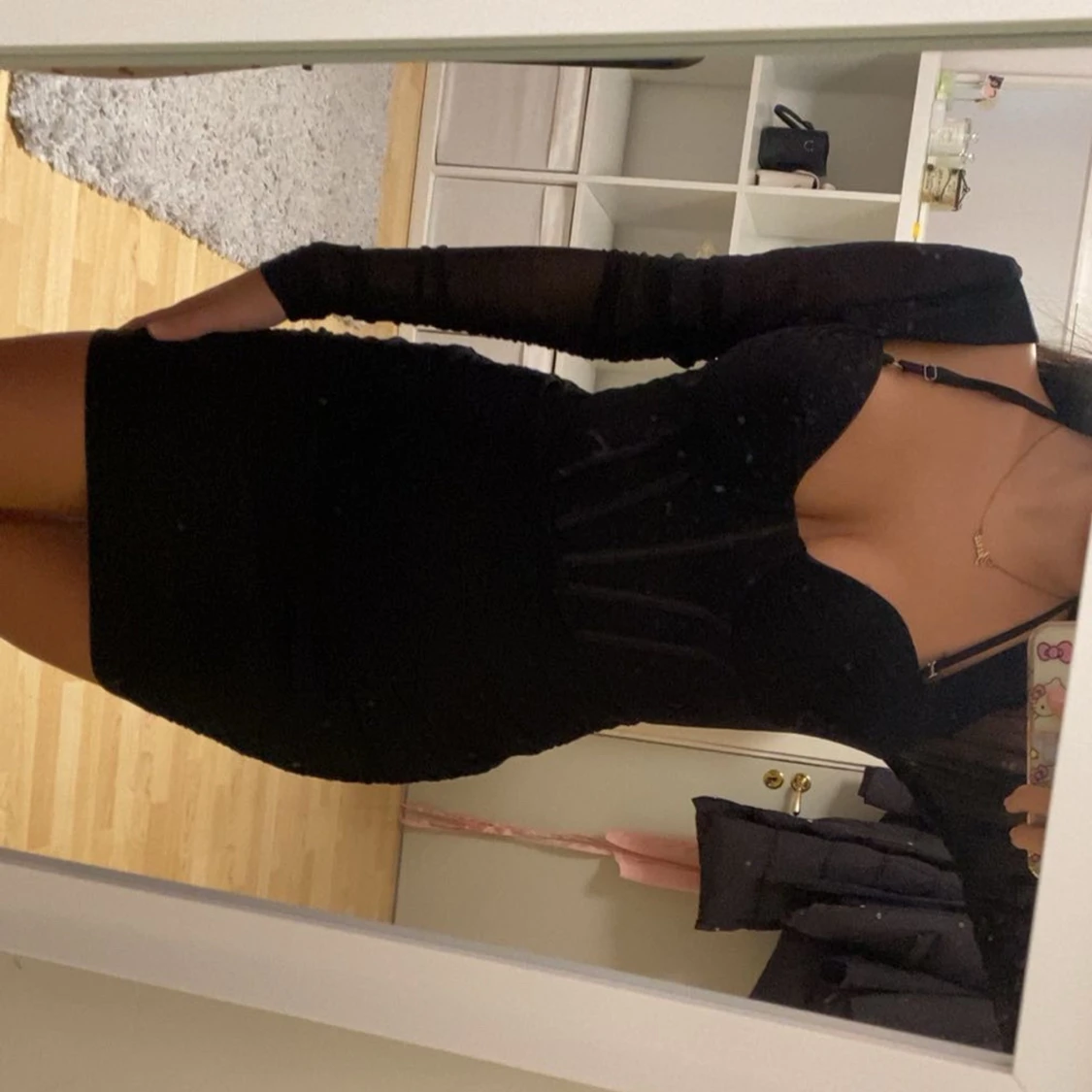 Svart tight kortklänning med meshärmar - 1