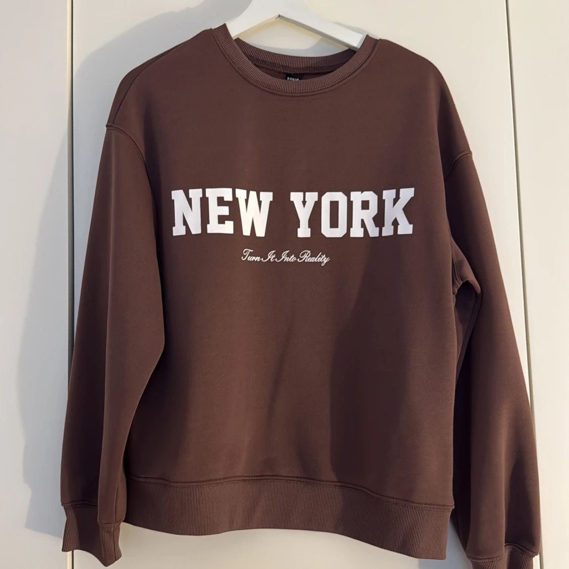 Brun sweatshirt med New York-tryck