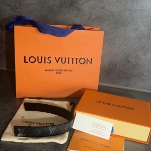 Louis Vuitton armband - 🔥 Sällsynt och exklusivt Louis Vuitton armband i monogram canvas – perfekt accessoar som lyfter vilken outfit som helst!  ✨ Detaljer: 	•	Modell: Monogram World Tour 	•	Färg: Svart med klassiska LV-monogram 	•	Material: Textil & kalvskinn invändigt 	•	Allt original följer med: dustbag, box, påse, äkthetskort 📦Skickas samma dag du köper!                       Hör gärna av dig vid funderingar & intresse! Jag svarar alltid snabbt😊