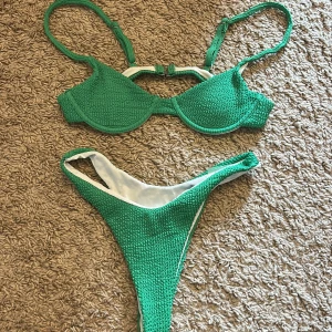 Grön bikini - Skit snygg grön bikini med strukturerat tyg och bygel-bh. Båda delarna är i storlek S!💚