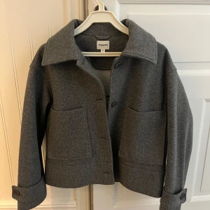 Höstkappa  - Säljer en grå höstkappa från Kappahl i strl M, knappt använd och inga defekter💗 supermysig nu i höst, säljer då de inte längre passar mig💗 köpt för 900 säljer för 300💗