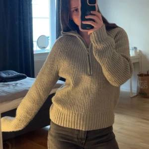 Stickad tröja - Jag säljer mina gråa stickade tröja med halv dragkedja från hm i storlek XS. Har använts fåtal gånger och är i bra skick.