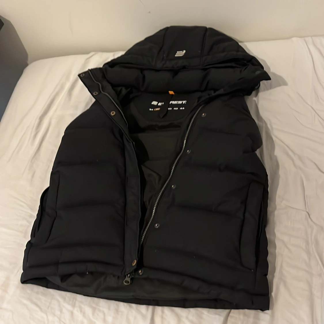 Svart dunväst från Everest med huva