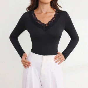 Svart långärmad tröja  - Svart långärmad topp med v-ringning och spetskant runt halsen. Den är från shein i storlek xs den är slutsåld på shein. Använd men fortfarande i bra skick. 