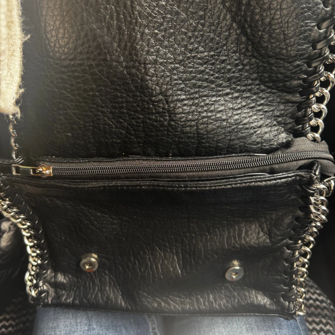 Svart axelväska med kedjedetaljer Tiamo - 1