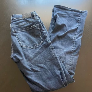 Blå bootcut jeans från GinaTricot - Snygga blå jeans från Perfect Jeans med klassisk femficksdesign och bootcut-ben. Jeansen har en normal passform och är tillverkade i mjukt denimtyg som sitter skönt hela dagen. Perfekta för dig som gillar en tidlös stil med lite extra vidd nertill.