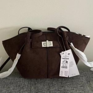 Handväska - den populära väskan från gina som är slutsåld🤎🤎vinted: novaee för billigare pris!!