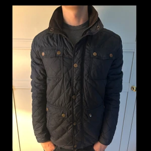 Quiltad jacka  - Säljer denna stilrena quiltade jackan perfekt inför hösten 🍂Modellen är ca 180 cm lång och väger 70 kg. Tveka inte på att kontakta mig vid minsta fundering🙌