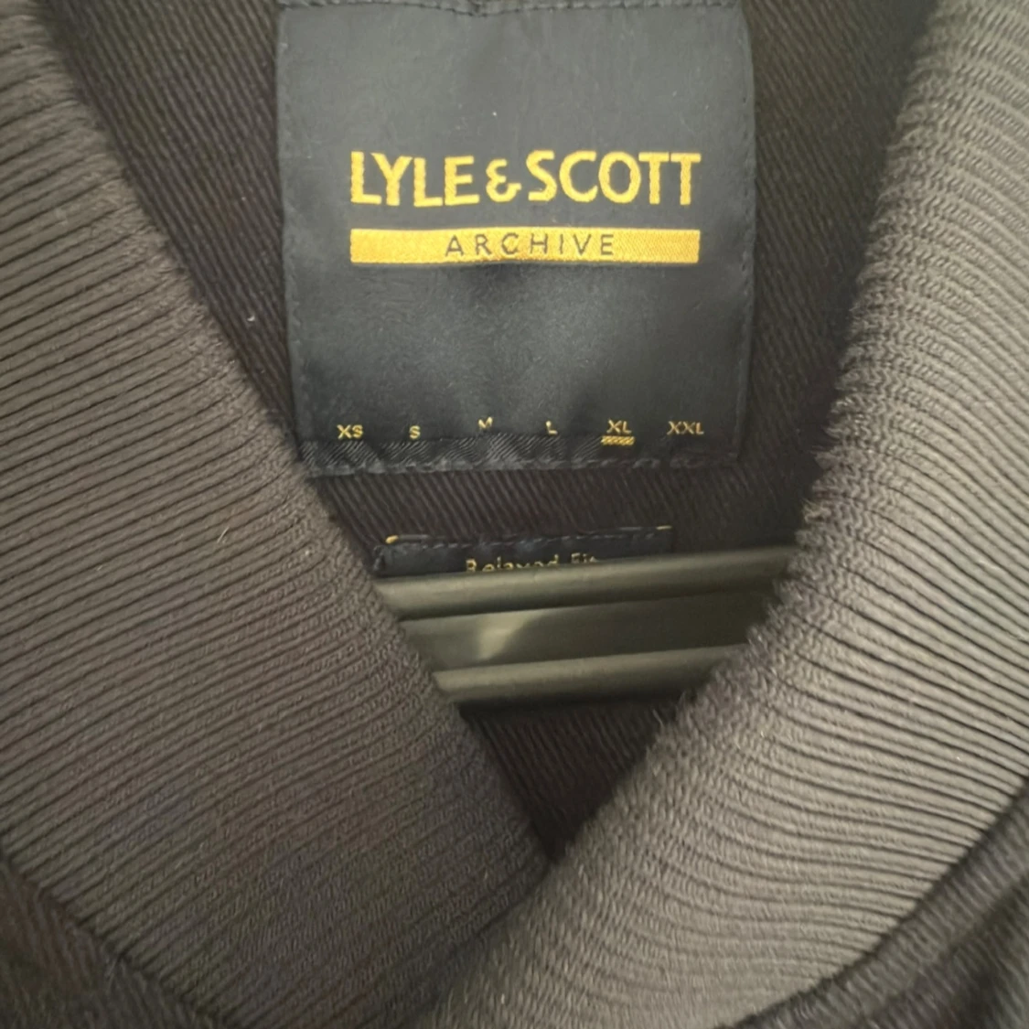 Blå collage jacka från Lyle & Scott - 1