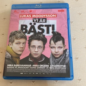 Vi är bäst! - En färgstark berättelse om tre 13-åriga tjejer i 80-talets Stockholm som startar ett punkband. Full av energi, vänskap och ungdomlig rebellanda. Perfekt för dig som gillar musik, vänskap och att gå din egen väg.