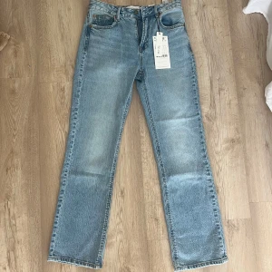 Stradivarius petite jeans  - Super fina jeans som är raka och har en medelhög midja, aldrig använda, endast prövade och har prislapp kvar. Är något små i storleken, kan ev passa 36 med. Passar bra till längden, jag är 158 cm lång.  Nypris: 436