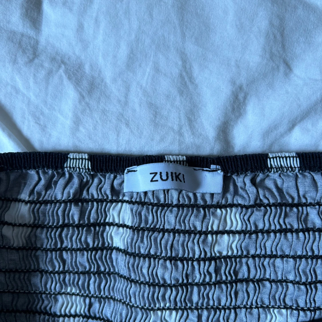 Svart prickig topp från Zuiki - 2