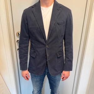 Ralph Lauren Kavaj - Ralph Lauren kavaj storlek 48/M. Kavajen är i marinblå och den har använts vid få tillfällen därför bra skick