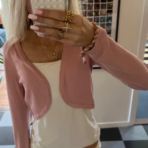 Ljusrosa croppad kofta Anna Field - Supersöt ljusrosa croppad kofta från Anna Field. Storlek s💓💓