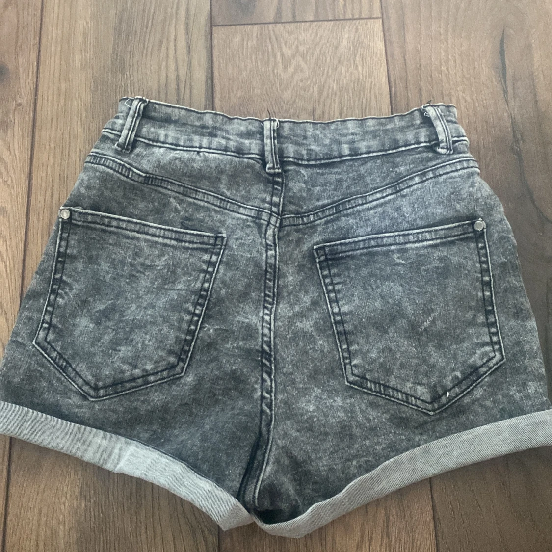 Grå högmidjade jeansshorts FB Sister - 1