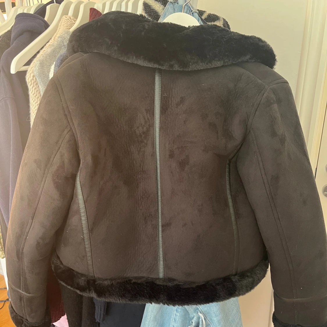 Svart pälsjacka från Pull&Bear - 1