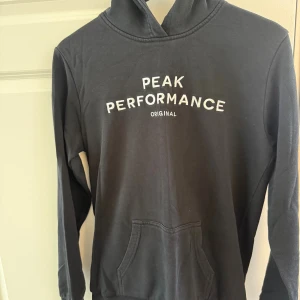 Peak hoodie - Peak hoodie endast använd ett fåtal gånger.  Storlek 170 men funkar även på vuxen XS-S.