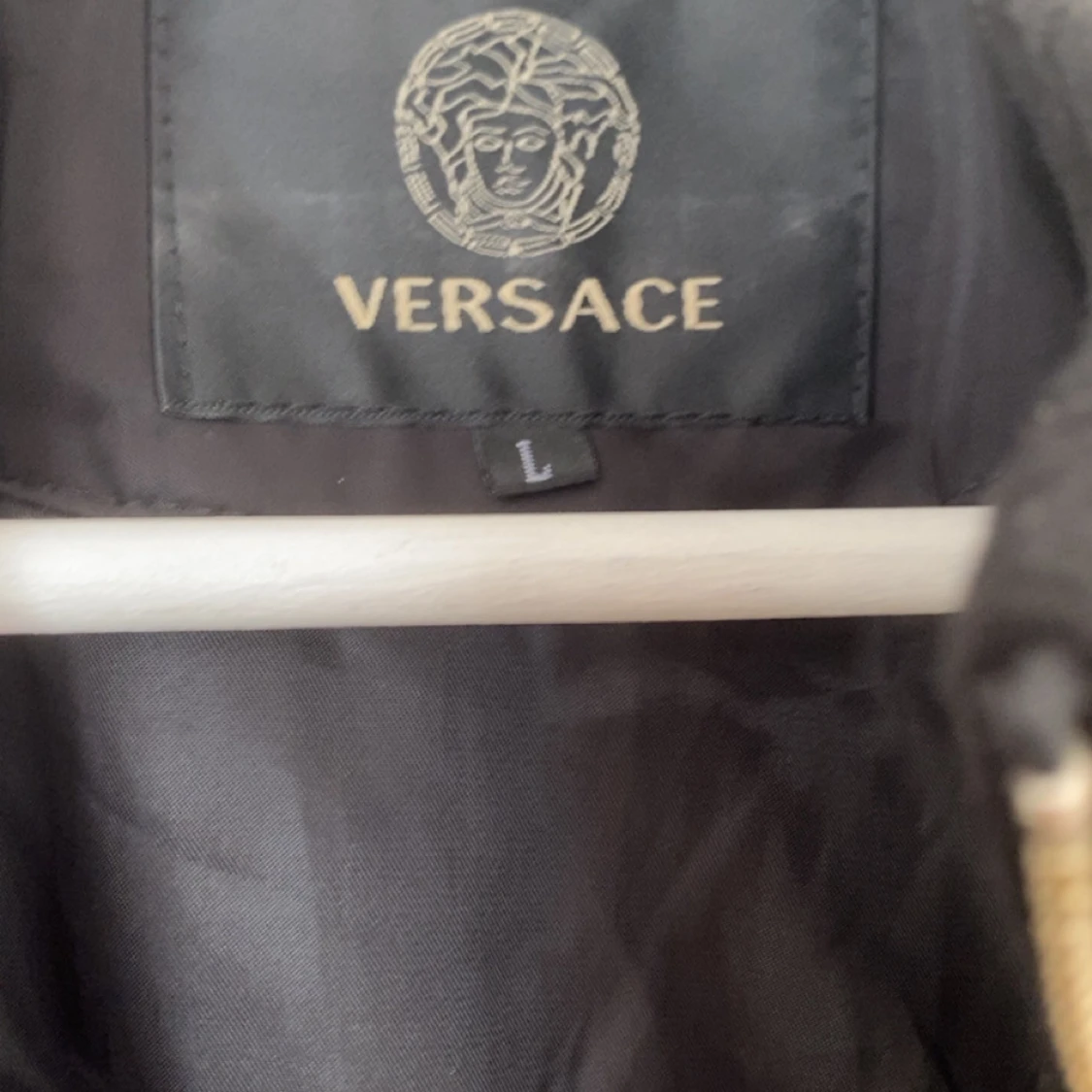 Svart Versace bomberjacka med guldmönster - 3