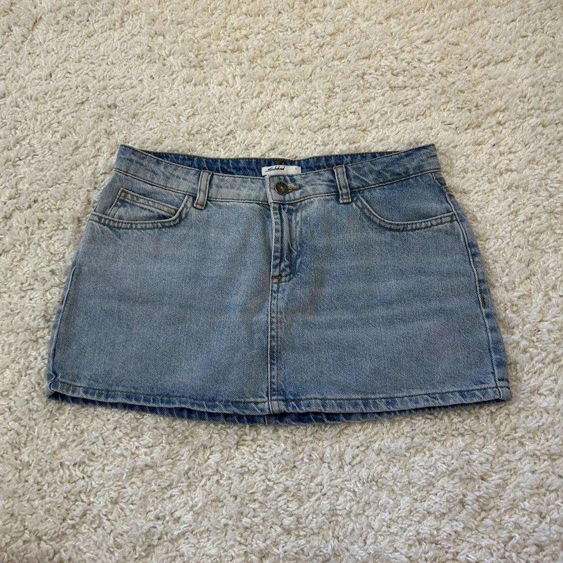 Low waist lusblå jeanskjol från Subdued