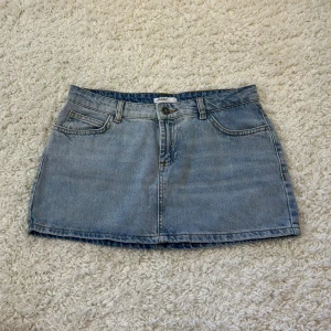 Low waist lusblå jeanskjol från Subdued - Säljer en jättefin klassisk ljusblå jeanskjol från Subdued. Nästan helt oanvänd, strl S, Nypris 517kr. 