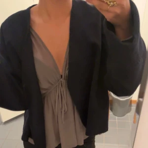 Gina kappa - Snygg mörkblå kappa från Gina i storlek S. Använd ett fåtal gånger så fint skick 