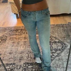 Miss Me jeans  - Säljer mina super fina Miss Me jeans i storlek 27. Köpte de på Plick och de har en ”blekt”/sten tvättad tvätt som är super cool. De är lågmidjade och ”flare”/bootcut och sitter skönt då de är stretchiga i midjan. Bara använda några gånger då de inte riktigt är i mina storlek, vilket är varför jag säljer de🤩