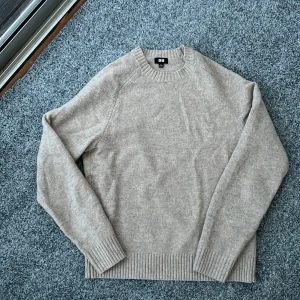 Biege uniqlo tröja - Snygg uniqlo tröja! Size: s! Passar för dig mellan 175-180! Bra skick! Hör av dig vid frågor🤩